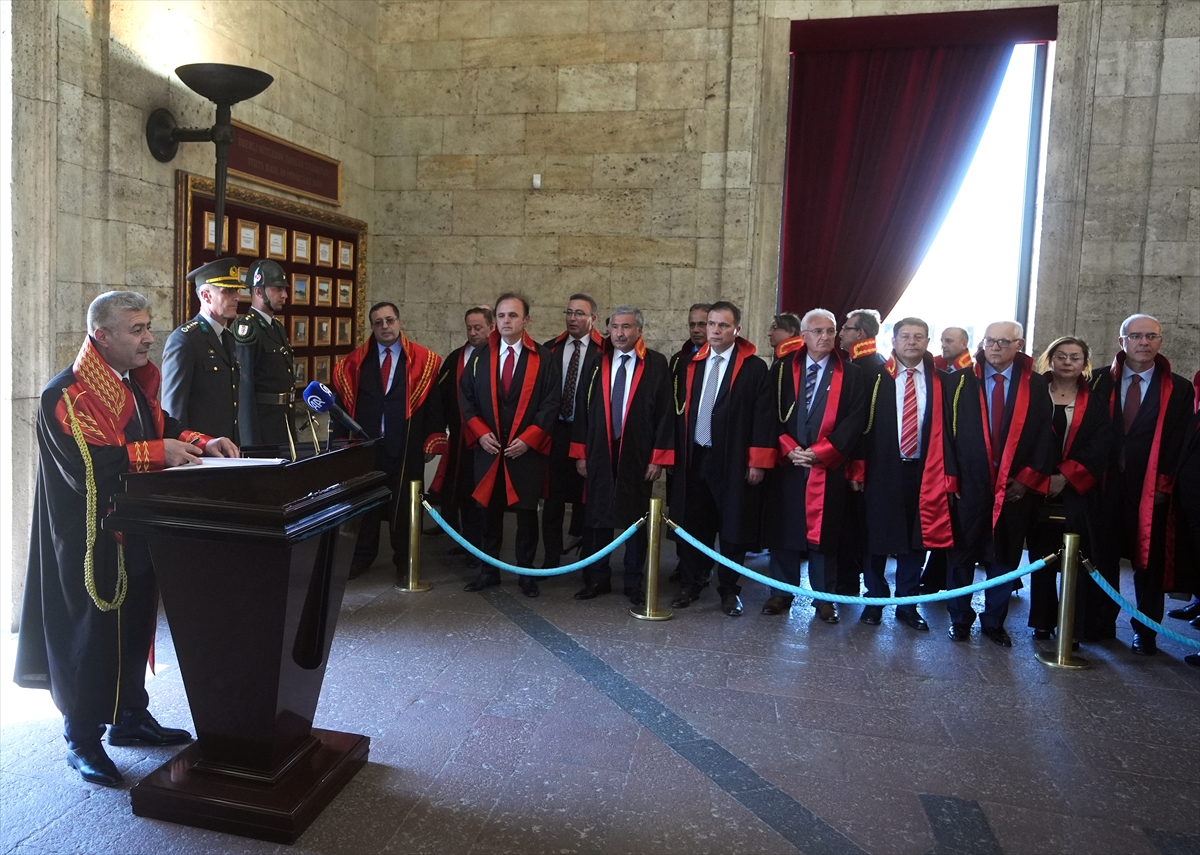 Yargıtay Cumhuriyet Başsavcısı Şentürk ve beraberindeki heyet Anıtkabir'i ziyaret etti